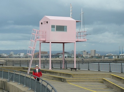 The_Pink_Hut,_Cardiff_Barrage_-_geograph.org.uk_-_960397.jpg