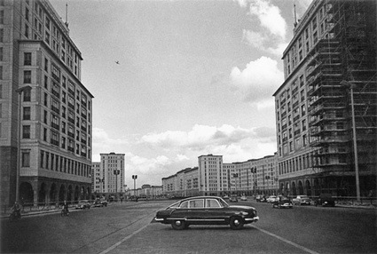 b.Arno_Fischer-_.Berlin_Wschodni-_Strausberger_Platz_1959.jpg