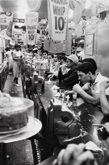 robert-frank-drugstore-detroit-1955.jpg