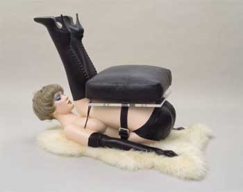 0femmechaise.jpg